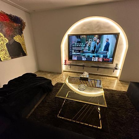 Modern 1-Bedroom Apartment In Zamalek Visits Allowed El El Cairo Exterior foto