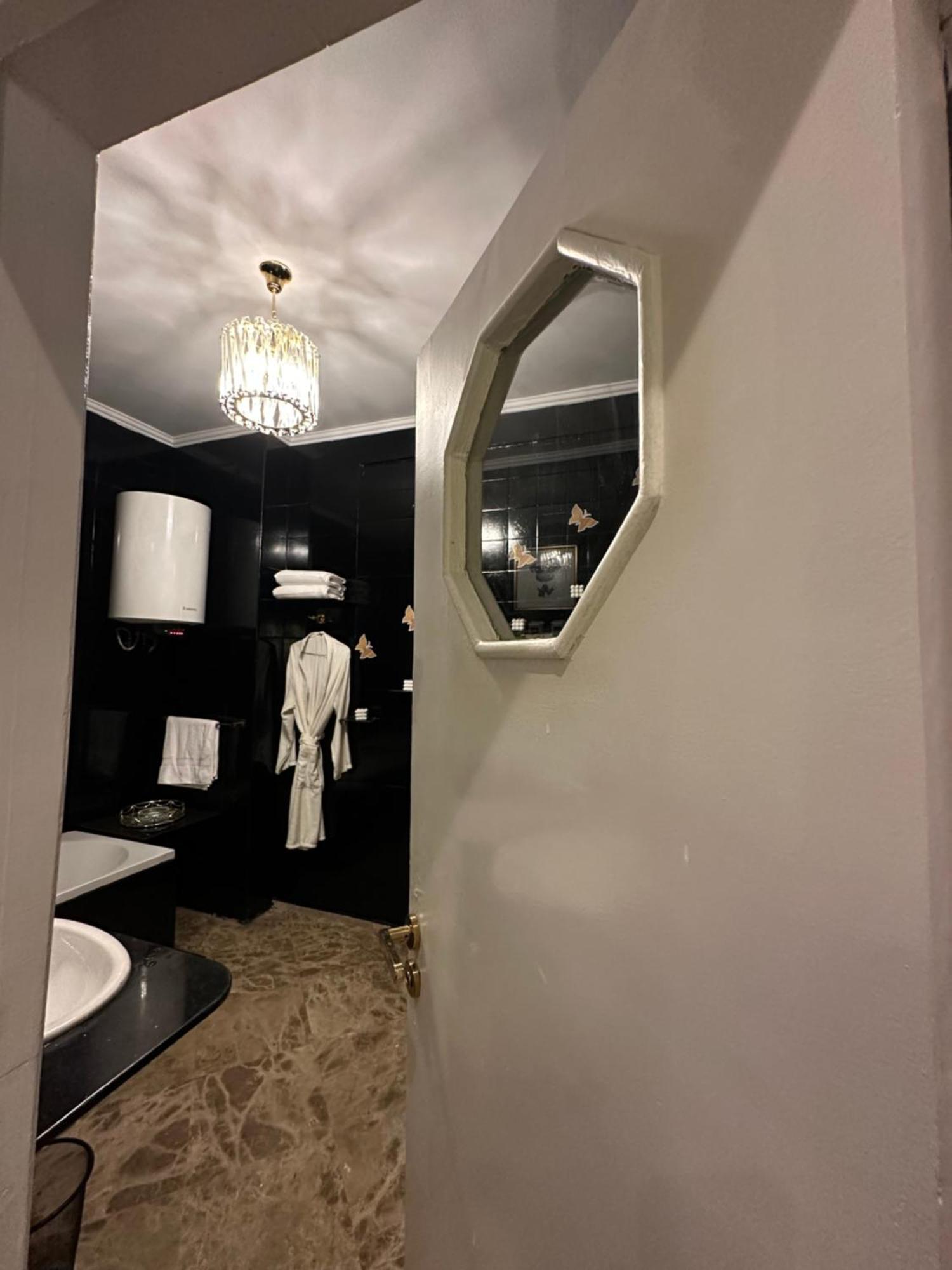 Modern 1-Bedroom Apartment In Zamalek Visits Allowed El El Cairo Exterior foto